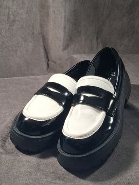 Time and Tru Larry Black & White Faux Patent Leather Lug Sole Loafers VG- US 8